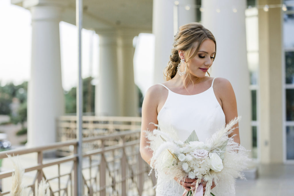 Bride with bouquet of white ecoo-friendly flowers