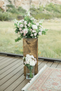 wedding-florist_14 Wedding florals on a wood platform.
